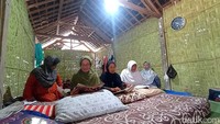 Dari pantauan detikJatim, para peserta terlihat mengaji di luar dan di dalam angkringan atau rumah panggung berbahan bambu. Sementara lainnya mengikuti tausiah di selasar Masjid Jami’ Mustajabud Da’waad