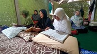 Pengasuh Pondok Lansia, Sri Banun (71), menyebut sekitar 43 lansia mengikuti program pondok Ramadan tahun ini. Peserta berasal dari Blitar dan daerah sekitar, termasuk para janda lanjut usia. Dan kegiatan ini berlangsung selama 12 hari.