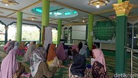 Pondok lansia ini menjadi ruang belajar sekaligus tempat berkumpul para lansia selama Ramadan. Kegiatan itu dilakukan di Pondok Lansia Dusun Bendelonje, Desa Kendalrejo, Kecamatan Talun, Kabupaten Blitar.