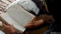 Salah satu peserta, Sholikah (82), mengaku sudah mengikuti kegiatan pondok Ramadan khusus lansia ini sejak awal berdiri. Ia merasa senang bisa bertemu teman sebaya sekaligus belajar mengaji bersama.