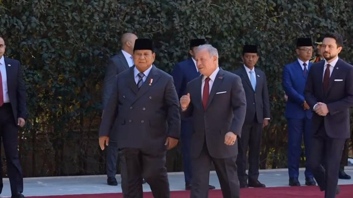 **Prabowo Terima Pengawalan F-16 di Yordania, Tren Internasionalisme Indonesia?**