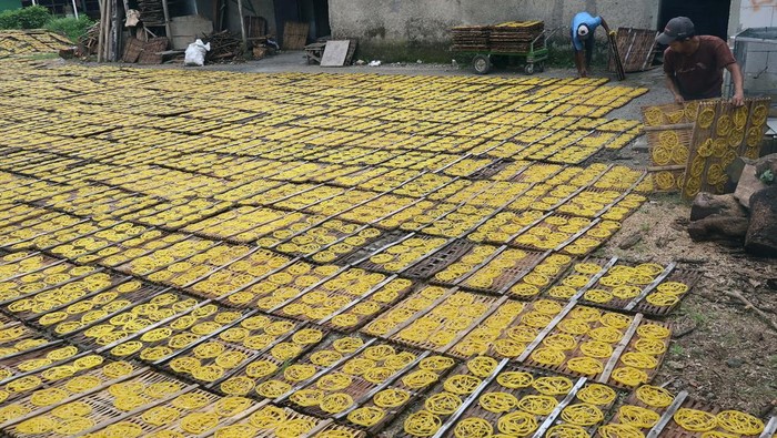 Pekerja menjemur kerupuk mie di industri kecil rumahan, Karadenan, Kabupaten Bogor, Jawa Barat, Rabu (25/2/2026). Pengusaha industri kecil rumahan setempat mengatakan pada sepekan bulan suci Ramadhan permintaan produksi kerupuk mie mengalami peningkatan, yang pada hari biasa hanya memproduksi 250 kilogram, kini ditingkatkan menjadi 400 kilogram sehari dan dipasarkan seharga Rp20 ribu perkilogram di area Jabodetabek. ANTARA FOTO/Yulius Satria Wijaya/wsj.