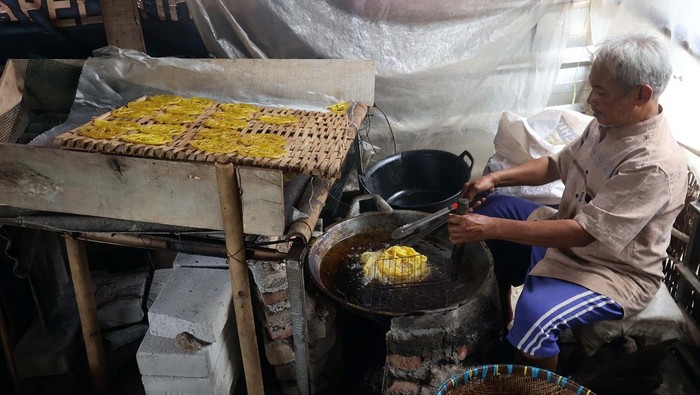 Pekerja menjemur kerupuk mie di industri kecil rumahan, Karadenan, Kabupaten Bogor, Jawa Barat, Rabu (25/2/2026). Pengusaha industri kecil rumahan setempat mengatakan pada sepekan bulan suci Ramadhan permintaan produksi kerupuk mie mengalami peningkatan, yang pada hari biasa hanya memproduksi 250 kilogram, kini ditingkatkan menjadi 400 kilogram sehari dan dipasarkan seharga Rp20 ribu perkilogram di area Jabodetabek. ANTARA FOTO/Yulius Satria Wijaya/wsj.