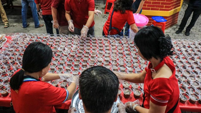 Buka bersama digelar di Wihara Dharma Bakti, Jakarta, Rabu (25/2/2026). Kegiatan ini menjadi bagian dari agenda sosial lintas umat yang rutin dilakukan pengurus wihara selama bulan Ramadan untuk berbagi dengan masyarakat sekitar.