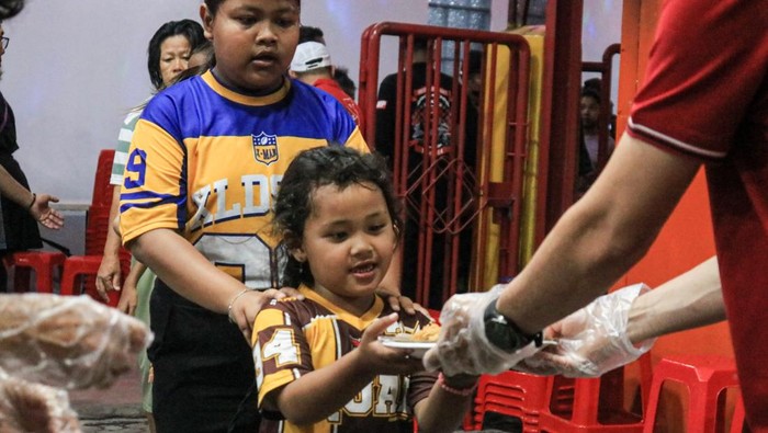 Buka bersama digelar di Wihara Dharma Bakti, Jakarta, Rabu (25/2/2026). Kegiatan ini menjadi bagian dari agenda sosial lintas umat yang rutin dilakukan pengurus wihara selama bulan Ramadan untuk berbagi dengan masyarakat sekitar.