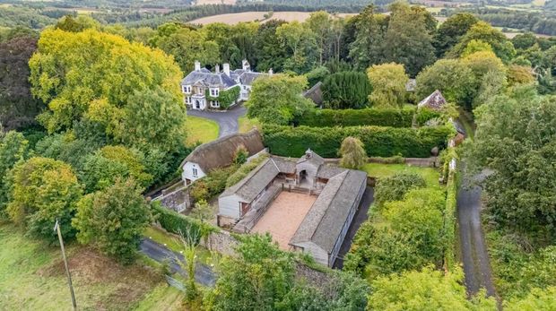 Rumah Mewah Milik Drummer The Rolling Stones Rumah mewah milik drummer The Rolling Stones, Charlie Watts, tengah dijual di pasaran. Menariknya, rumah milik musisi ternama itu dijual dengan harga di bawah Rp 100 miliar.