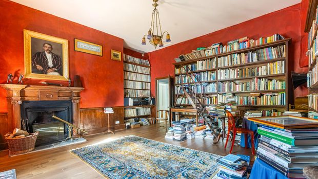 Rumah Mewah Milik Drummer The Rolling Stones Rumah mewah milik drummer The Rolling Stones, Charlie Watts, tengah dijual di pasaran. Menariknya, rumah milik musisi ternama itu dijual dengan harga di bawah Rp 100 miliar.