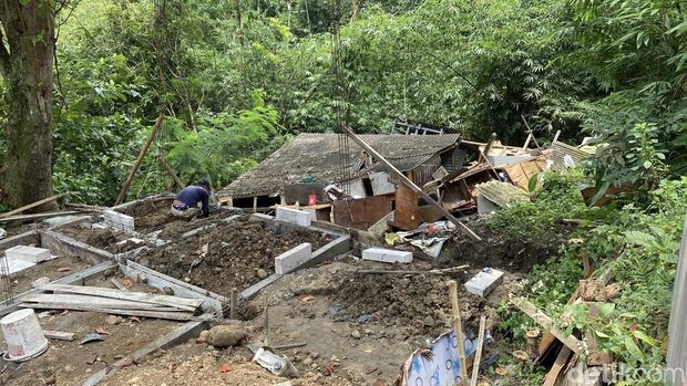 Suasana rumah yang ambles terdampak tanah gerak di Delik Sari, Kelurahan Sukorejo, Kecamatan Gunungpati, Kota Semarang, Rabu (25/2/2025).