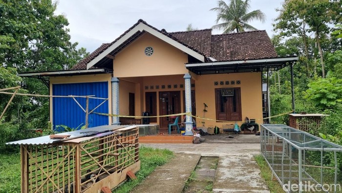 Suasana rumah yang menjadi lokasi penganiayaan menggunakan parang berujung tewasnya seorang pria di Kaliurang, Bantul.