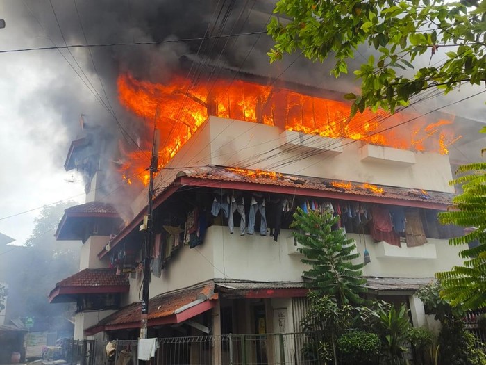 Rusun di Jalan Sumbo, Surabaya terbakar hebat