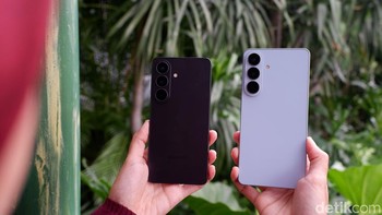 Samsung menawarkan berbagai program promosi termasuk peningkatan memori gratis, cashback bank, tambahan nilai trade-in, serta bonus eksklusif selama periode pemesanan awal. Bila ditotal nilainya mencapai Rp 7,5 juta. Tertarik dengan Galaxy S26 atau S26 Plus? Kamu bisa memesannya di Samsung.com/id Foto: Adi FR/detikINET