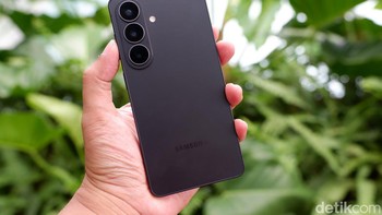 Dimensi Galaxy S26 adalah 71.7 x 149.6 x 7.2mm, 167g. Baterai yang tersemat di dalamnya 4.300 mAh dengan pengisian cepat 25W. Foto: Adi FR/detikINET