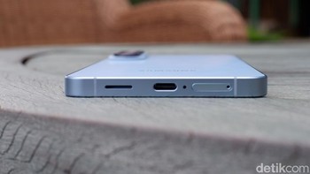 Baterainya berkapasitas 4.900 mAh dengan dukungan fast charging 45W. Foto: Adi FR/detikINET