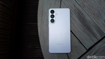 HP ini mengusung dimensi 75.8 x 158.4 x 7.3mm, 190g Foto: Adi FR/detikINET