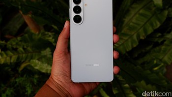 Di sektor dapur pacu, Galaxy S26 dan S26 Plus di Indonesia ditenagai Exynos 2600 yang dipadukan dengan RAM 12 GB. Chipset ini dirancang untuk mendukung performa AI yang lebih cepat dan efisien. Foto: Adi FR/detikINET