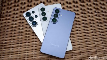 Desain Galaxy S26 series sama. Samsung mengapilasikan desain kamera ambient siland yang menyatukan seluruh lensa dalam satu bagian elemen untuk memberikan tampilan menarik. Foto: Adi FR/detikINET