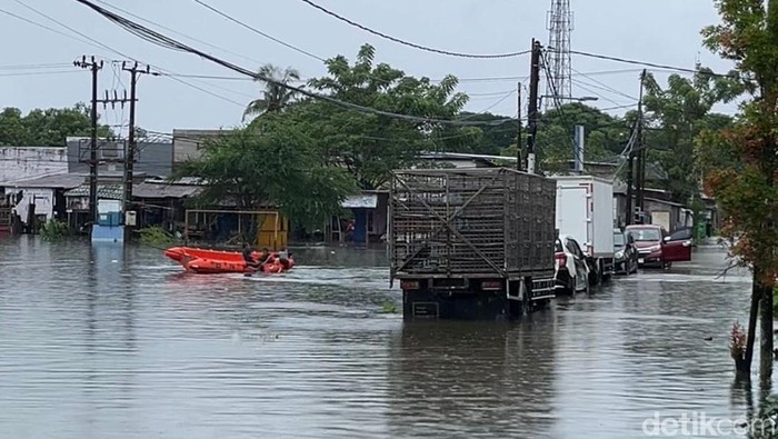Sejumlah kendaraan di Perumnas Antang Makassar tidak bisa bergerak akibat banjir.