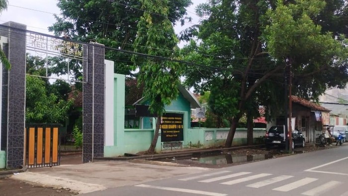 Sekolah Dasar Negeri (SDN) 1 Semampir, Kraksaan, Probolinggo yang wali muridnya dilarang posting keracunan MBG diduga oleh SPPG.