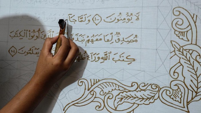 Perajin menebalkan pola batik tulis bermotif ayat Al Quran di Mahkota Batik Laweyan, Solo, Jawa Tengah, Rabu (25/2/2026). Pemilik usaha batik setempat membuat produk batik bermotif ayat Al Quran dengan merujuk standar penulisan mushaf ustmani sebanyak 30 juz guna mengajak masyarakat membaca dan memahami kitab suci Al Quran, selain juga untuk menarik wisatawan. ANTARAFOTO/Maulana Surya/wsj. *** Local Caption ***