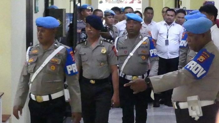 Sejumlah wartawan merekam layar monitor yang menyiarkan Sidang Komisi Kode Etik Profesi (KKEP) Polri dengan tersangka Bripda Mesias Viktor Siahaya di Mapolda Maluku, Ambon, Maluku, Selasa (24/2/2026). Majelis Sidang KKEP Polri menjatuhkan sanksi pemberhentian tidak dengan hormat (PTDH) Bripda Mesias Viktor Siahaya selaku anggota Brimob yang diduga telah menganiaya seorang siswa di Tual hingga meninggal dunia. ANTARA FOTO/Alfian Sanusi