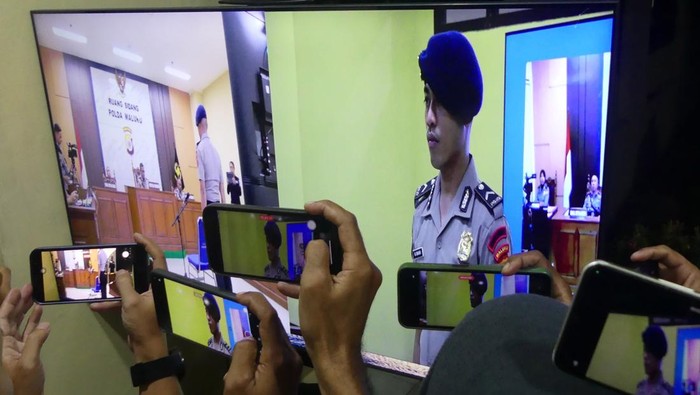 Sejumlah wartawan merekam layar monitor yang menyiarkan Sidang Komisi Kode Etik Profesi (KKEP) Polri dengan tersangka Bripda Mesias Viktor Siahaya di Mapolda Maluku, Ambon, Maluku, Selasa (24/2/2026). Majelis Sidang KKEP Polri menjatuhkan sanksi pemberhentian tidak dengan hormat (PTDH) Bripda Mesias Viktor Siahaya selaku anggota Brimob yang diduga telah menganiaya seorang siswa di Tual hingga meninggal dunia. ANTARA FOTO/Alfian Sanusi