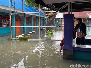 SMAN 19 Makassar Terendam Banjir, Aktivitas Ramadan Siswa Dialihkan di Musala