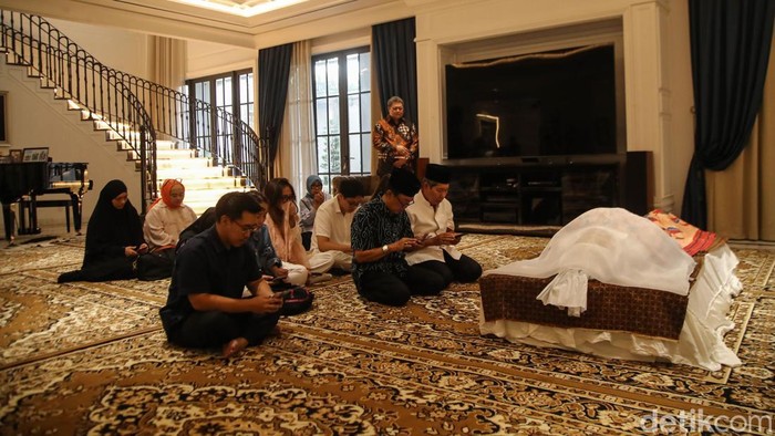 Sejumlah kerabat dan keluarga melakukan doa bersama di depan jenazah Alex Noerdin di rumah duka Jalan Martimbang, Jakarta, Rabu (25/2/2026). Suasana di rumah duka tampak khidmat dengan pelayat yang datang silih berganti untuk memberikan penghormatan terakhir.