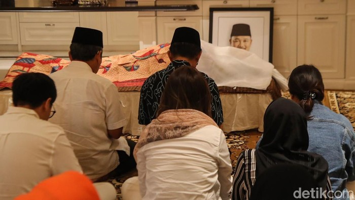 Sejumlah kerabat dan keluarga melakukan doa bersama di depan jenazah Alex Noerdin di rumah duka Jalan Martimbang, Jakarta, Rabu (25/2/2026). Suasana di rumah duka tampak khidmat dengan pelayat yang datang silih berganti untuk memberikan penghormatan terakhir.