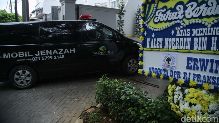 Sejumlah kerabat dan keluarga melakukan doa bersama di depan jenazah Alex Noerdin di rumah duka Jalan Martimbang, Jakarta, Rabu (25/2/2026). Suasana di rumah duka tampak khidmat dengan pelayat yang datang silih berganti untuk memberikan penghormatan terakhir.