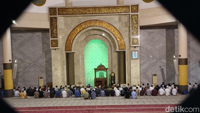 Suasana salat tarawih di Masjid Agung Bandung.