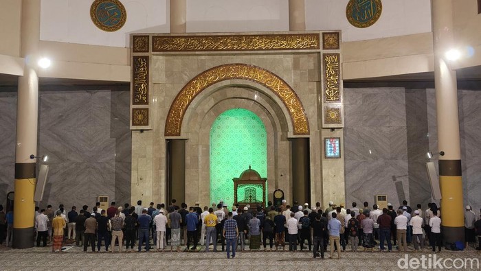 Suasana salat tarawih di Masjid Agung Bandung.