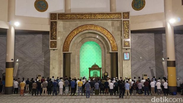 Suasana salat tarawih di Masjid Agung Bandung.