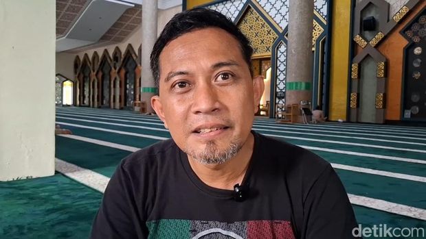 Surya Firmansyah (50), pria asal Kota Bekasi saat mengunjungi Masjid Agung Al Fathu, Soreang, Kabupaten Bandung.