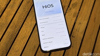 Tecno Camon 50 ditenagai chipset MediaTek Helio G200 Ultimate berfabrikasi 6 nm yang dipadukan dengan RAM 8 GB atau 12 GB LPDDR4X (bisa diekspansi virtual hingga total 24 GB), penyimpanan 128 GB atau 256 GB UFS 2.2, dan menjalankan Android 16 dengan tampilan HiOS 16. Foto: Panji Saputro/detikINET