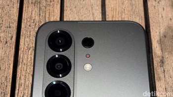 Tecno Camon 50 menggunakan sensor utama Sony LYT-700C 50 MP berukuran 1/1.56 inci dengan bukaan f/1.8, stabilisasi OIS, dan PDAF, dipadukan dengan lensa ultrawide 8 MP bersudut 112 derajat yang juga punya autofokus. Foto: Panji Saputro/detikINET