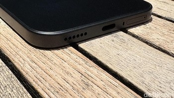 Bentuk bodinya ini dipadukan dengan desain Quad Curved Galss Black Cover. Foto: Panji Saputro/detikINET