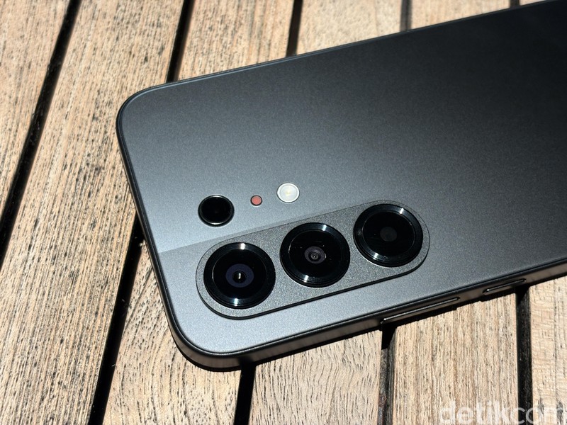 Tecno Camon 50 akhirnya resmi diperkenalkan ke pasar Indonesia. Begini wujudnya yang dibekali kamera Sony LYT-700C 50 MP dan baterai jumbo 6.500 mAh.