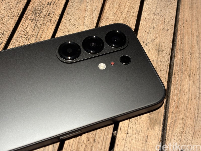 Tecno Camon 50 akhirnya resmi diperkenalkan ke pasar Indonesia. Begini wujudnya yang dibekali kamera Sony LYT-700C 50 MP dan baterai jumbo 6.500 mAh.