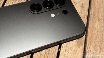 Pria yang kerap disapa Erick ini menjelaskan desain Camon 50 tidak terlalu jauh berbeda dari Camon 40 Series. Detail paling ikonik dari HP Tecno terbaru ini ada di desain kameranya, yang disebut sebagai Swan-inspired Curved Design. Foto: Panji Saputro/detikINET