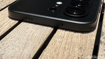 Smartphone ini mengusung desain tipis hanya 7,53 mm dengan bobot ringan. Ada tiga warna eksklusif untuk pasar Indonesia yaitu Moonshadow Black, Malachite Green, dan Nebula Titanium. Foto: Panji Saputro/detikINET
