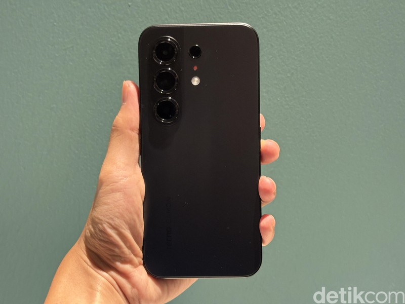 Tecno Camon 50 akhirnya resmi diperkenalkan ke pasar Indonesia. Begini wujudnya yang dibekali kamera Sony LYT-700C 50 MP dan baterai jumbo 6.500 mAh.