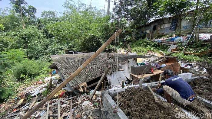 Suasana rumah yang ambles terdampak tanah gerak di Delik Sari, Kelurahan Sukorejo, Kecamatan Gunungpati, Kota Semarang.