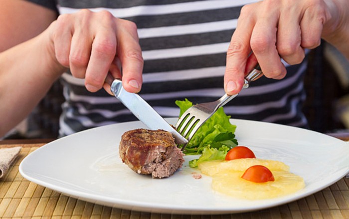 Menyantap beefsteak ada tata caranya. Tak sekadar memotong daging dengan pisau dan garpu, posisi pisau dan garpu juga harus tepat. Secara umum, tata cara makan steak terdiri dari dua pilihan, gaya Amerika dan gaya Eropa