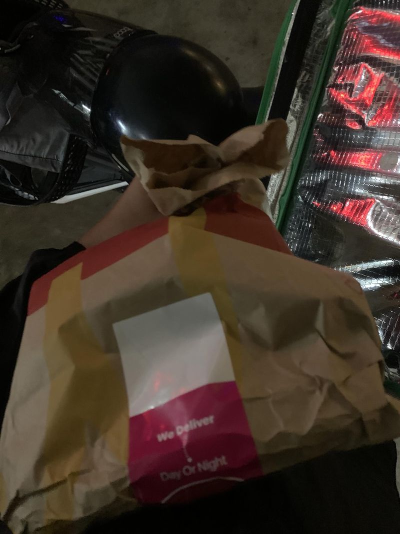 Terharu! Ojol Ini Nggak Nyangka Dapat Sahur Gratis dari Pelanggan