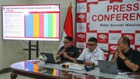 Manajer Politik dan Kebijakan Adidaya Institute Dr (Cand) Ahmad Fadhli bersama Ekonom Adidaya Institute Dr Bramastyo B Prastowo dan Direktur Eksekutif Adidaya Institute Rahman Toha Budiarto memberikan penjelasan saat Adidaya Institute menggelar konferensi pers Hasil Survei 8 Program Unggulan Prabwo-Gibran di Jakarta, Rabu (25/2/2026). 