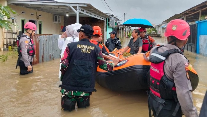 Tim SAR gabungan melakukan evakuasi terhadap korban banjir di Maros.