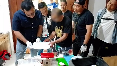 Tim Satresnarkoba Polresta Denpasar saat menggeledah kamar WN Inggris inisial BJS alias BJ hotel The Legian Mas Beach Inn, Kelurahan Legian, Kecamatan Kuta, Badung, Sabtu (14/2/2026). (Dok: Polresta Denpasar)