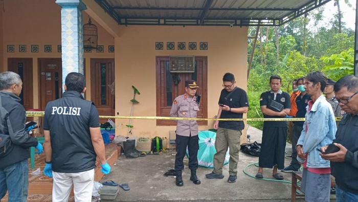 Polisi saat mendatangi lokasi pembunuhan yang menewaskan seorang pria di Kaliurang, Argomulyo, Sedayu, Bantul, Rabu (25/2/2026).