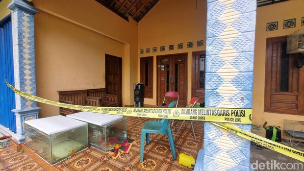 Suasana rumah yang menjadi lokasi penganiayaan menggunakan parang berujung tewasnya seorang pria di Kaliurang, Argomulyo, Sedayu, Bantul, Rabu (25/2/2026).