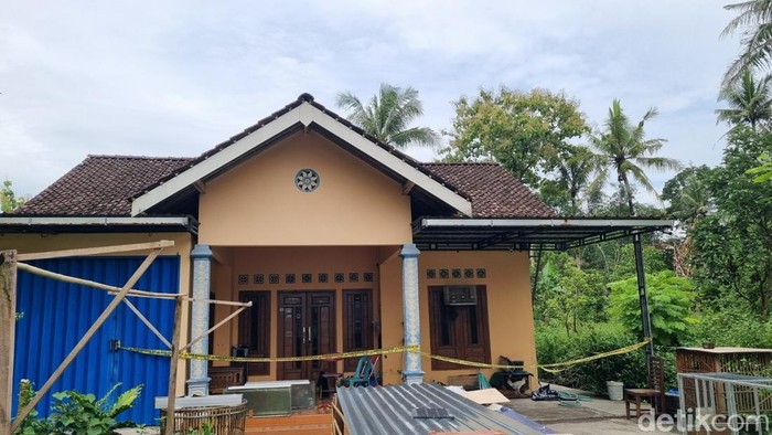 Suasana rumah yang menjadi lokasi penganiayaan menggunakan parang berujung tewasnya seorang pria di Kaliurang, Argomulyo, Sedayu, Bantul, Rabu (25/2/2026).